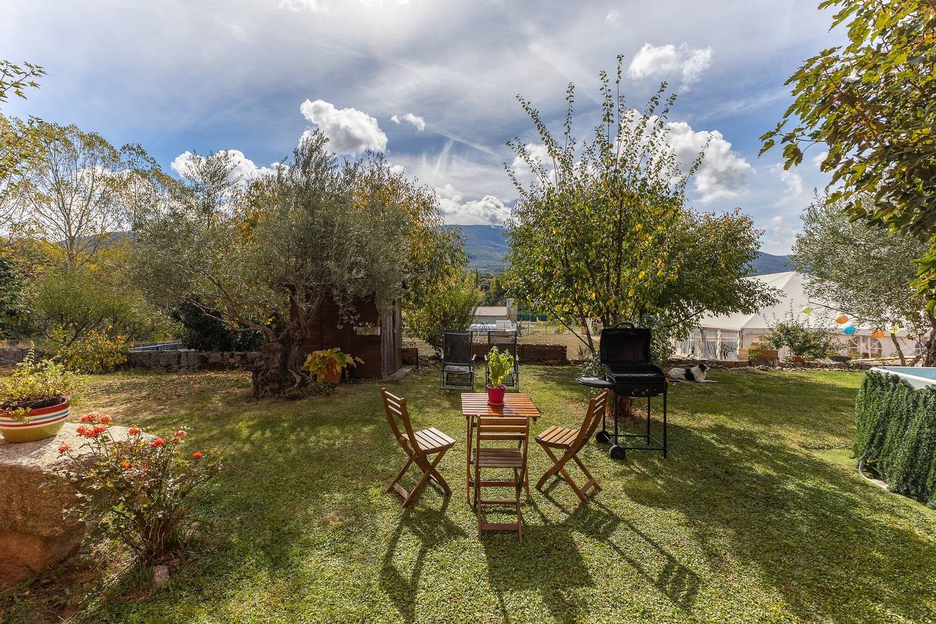 Maison de vacances « El Mirador Del Gato 1 » avec vue montagne, piscine partagée et Wi-Fi in Bonilla de la Sierra, Région d'Ávila
