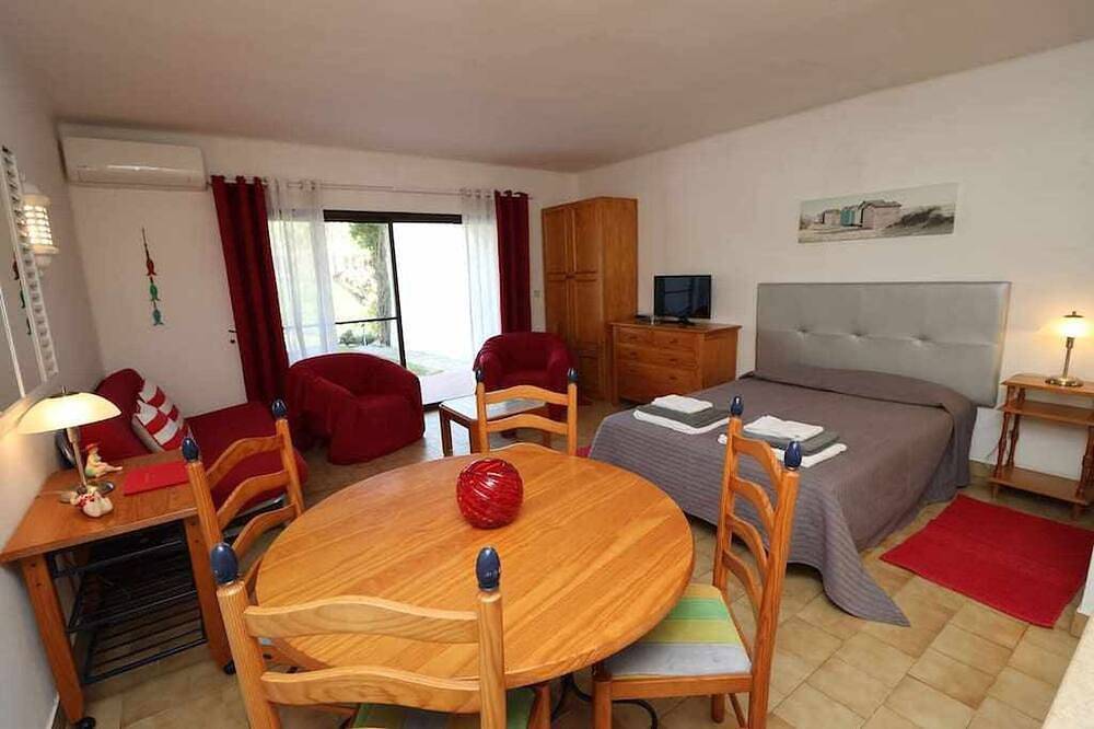 Appartamento intero, Studio Apartment with Swimming pool at São Rafael Beach - Albufeira in Albufeira, Distretto di Faro