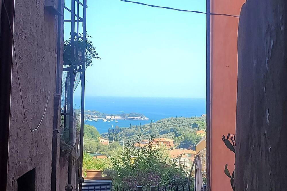 Apartamento entero, Apartment in Cinque Terre area renovated to new 2.5 km from the sea  in La Spezia, Riviera Italiana