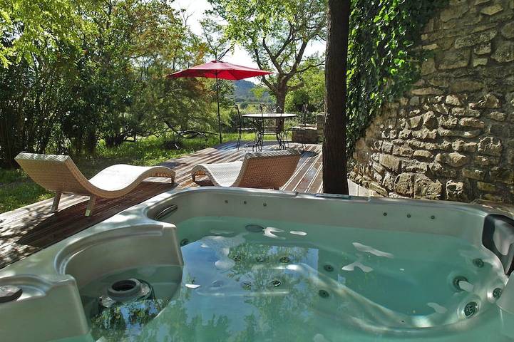 Gîte pour 2 personnes, avec Jacuzzi et Terrasse ainsi que Jardin et Piscine