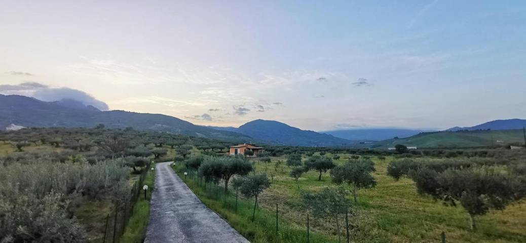 Location de vacances pour 4 personnes, avec vue et jardin à Burgio