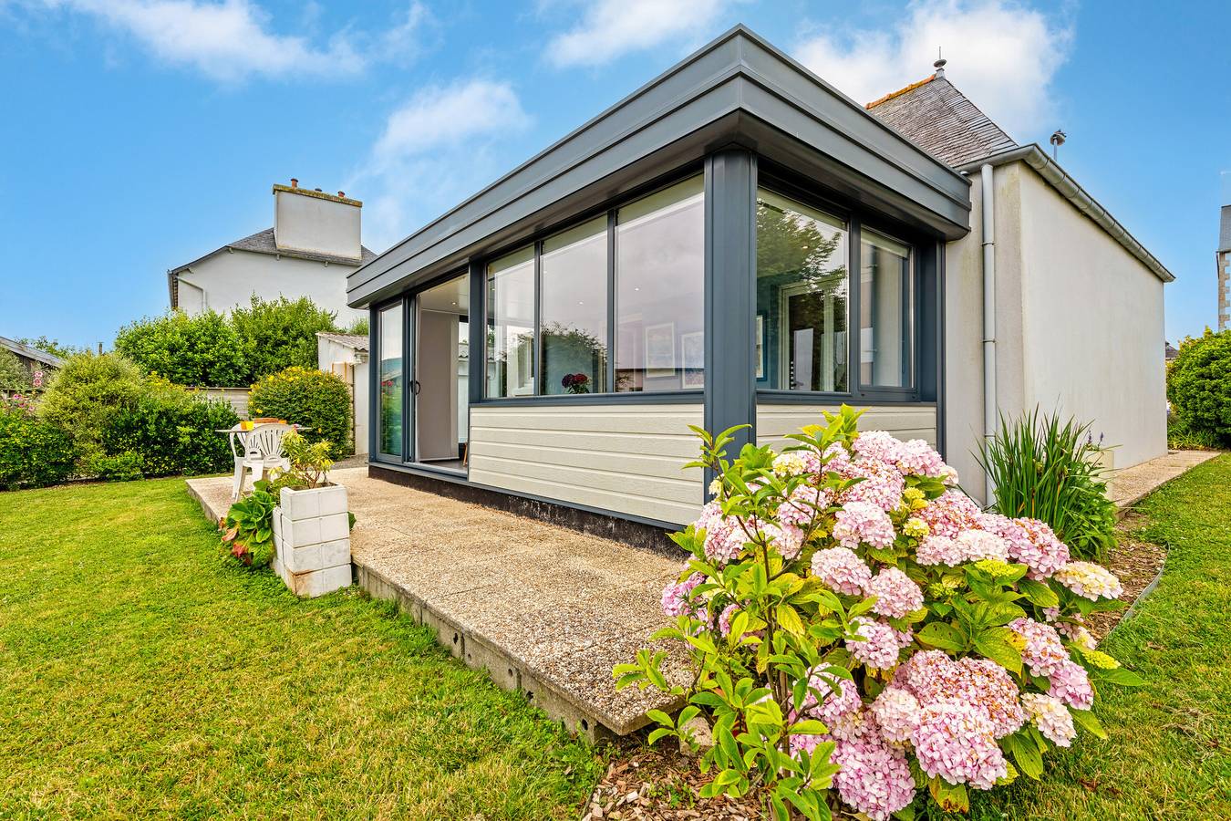 Holiday Home 'Maison 4 Pers 5kms De La Plage' with Private Terrace and Private Garden in Plouider, Brest region