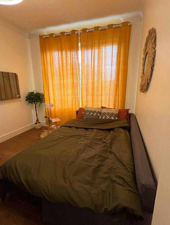 Appartement entier, Paris-Montrouge Magnifique Studio Appartement de 35m2 - très cosy pour 1 à 6 personnes refait à neuf - Entire Apartment Luxurious And Warm - Montrouge Paris 14ème - Proche Aéroport Orly & Parc Expositions Porte de Versailles Free Wifi Gratuit in Montrouge, Hauts-de-Seine