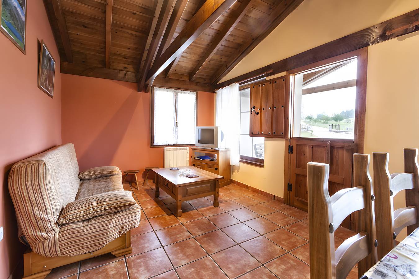 Apartment 'Trasgu' with Mountain View, Private Terrace and Wi-Fi in Cangas de Onís, Asturias Province