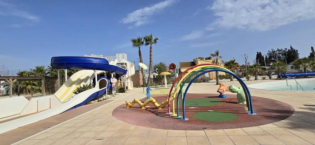 Camping pour 6 personnes, avec Terrasse ainsi que Jardin et Piscine