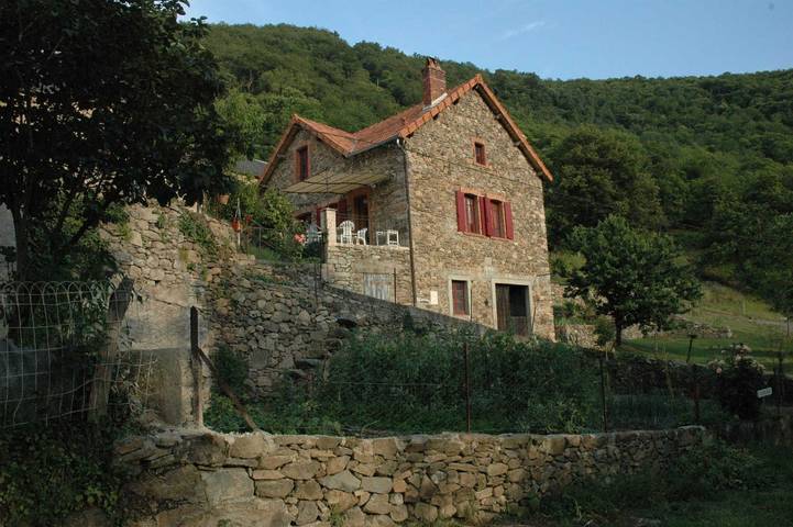 Gîte pour 5 personnes, avec terrasse, animaux acceptés à Montirat