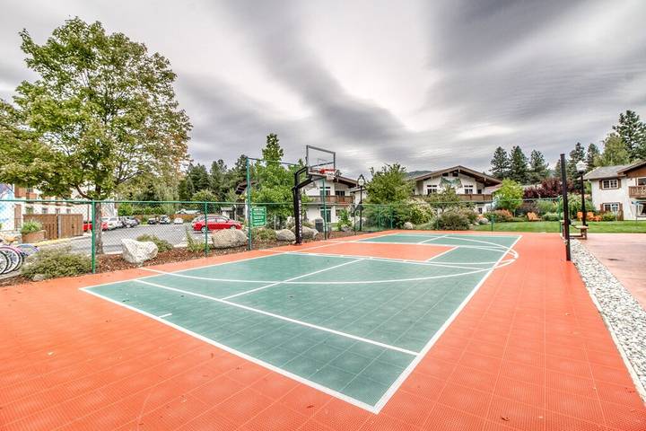 Vacation rental for 4 people, with hot tub and pool as well as yard and balcony in Leavenworth