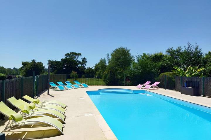 Gîte pour 2 personnes, avec terrasse ainsi que piscine et jardin à Ambon - 3