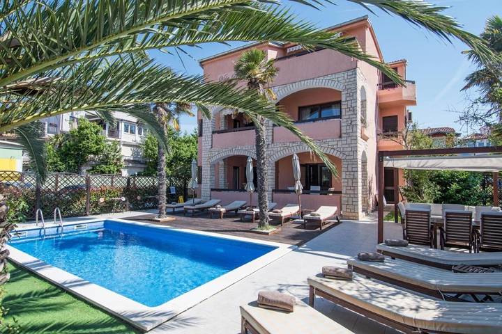 Alojamiento y desayuno para 4 personas, con balcón y jardín además de vistas y piscina - 1