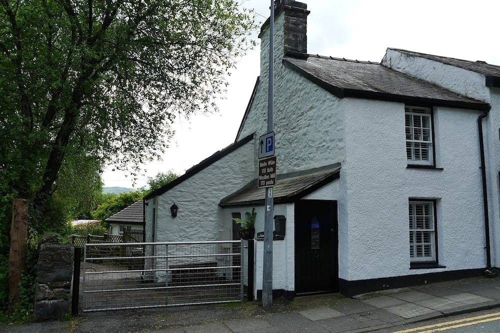 Glan Y Ddol, pet friendly, character holiday cottage in Trefriw in Trefriw, Snowdonia