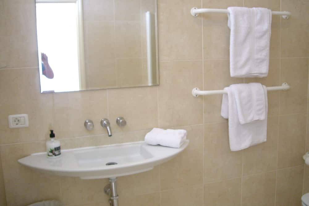 Prime Sea Front Villa, 1 min à pied du village / plage / marina, piscine, climatisation, Uktv, Wifi in Playa de los Guíos, Santiago del Teide