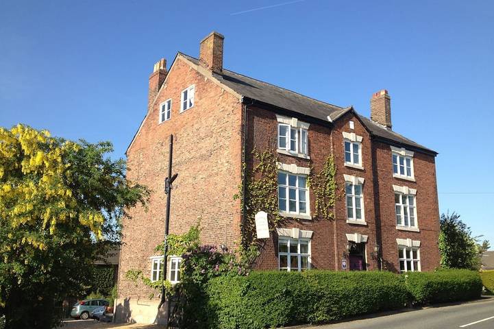 Holiday rental for 14 people, with terrace and garden in Cheshire