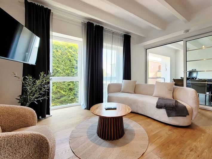 Ganze Ferienwohnung, Charmante Ferienwohnung mit Terrasse - nur 50m zum Strand mit eigenem Parkplatz und Fahrradunterstellmöglichkeit - Gemütliche Ferienwohnung "Windjammer" mit Parkplatz – Nur 50 Meter zur Ostsee in Sierksdorf, Ostholstein