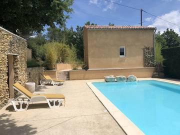 Gîte pour 4 personnes, avec jardin et piscine à Entrechaux