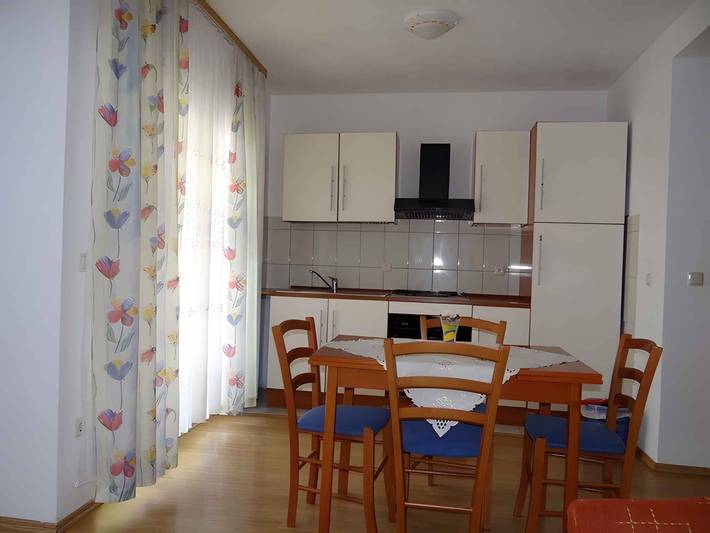 Ferienwohnung für 2 Personen, mit Balkon und Garten in Okrug Gornji