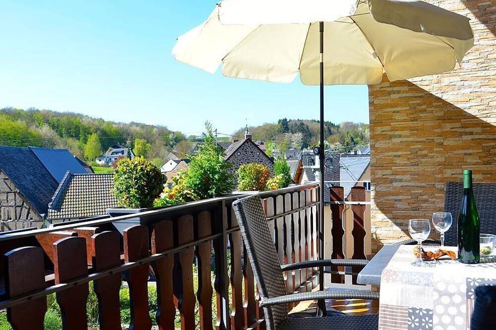 Ganze Wohnung, Ferienwohnung Weber - 4-Bett-Ferienwohnung mit Balkon in Kalt, Osteifel