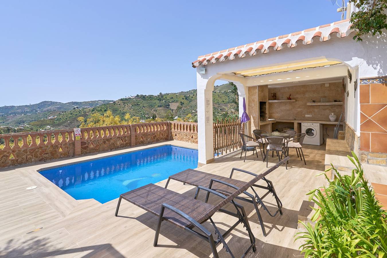 Holiday Home “Villa Piedra Blanca” with Pool, Garden, Terrace & Wifi in Frigiliana, Costa del Sol