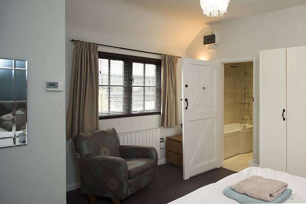 Ein luxuriöses Selbstversorger-Rückzug für zwei, mit Innenpool und Whirlpool. in Ost Sussex