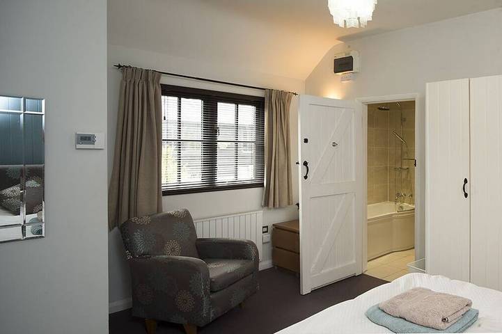 Un refugio de lujo con cocina para dos personas, con piscina cubierta y bañera de hidromasaje. in Sussex Oriental