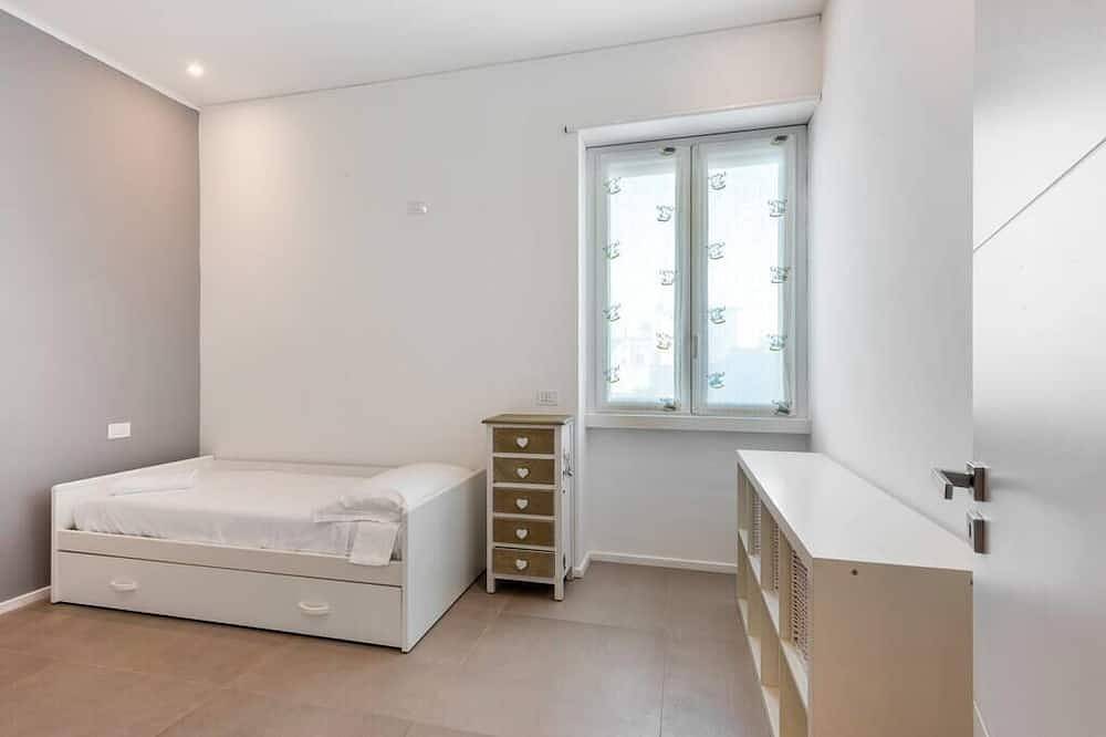 Entire apartment, Wonderful Penthouse with terrace a few steps from the Duomo in Milan, Milan Province