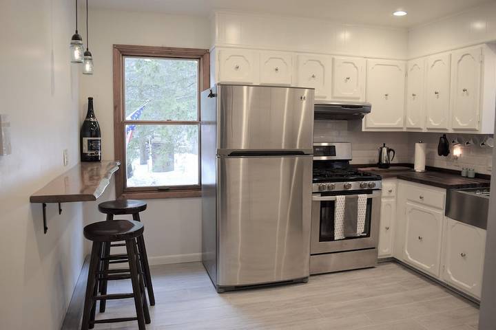 Vacation rental for 9 people, with hot tub and yard as well as terrace, with pets in Pine Hill