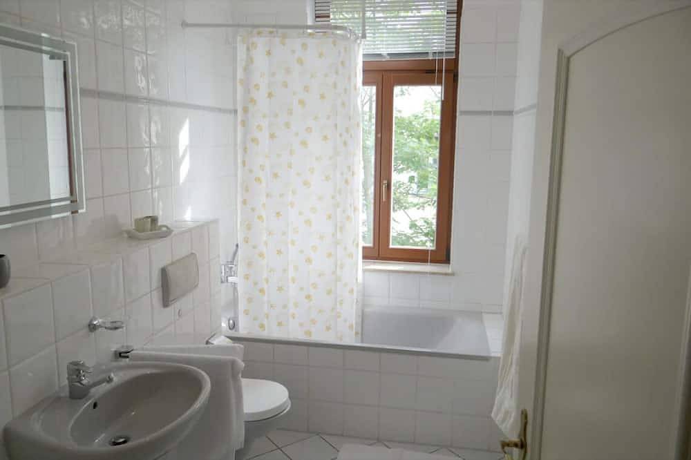 Geheel appartement, Nahlesuite- in a listed Wilhelminian style building near the Ciy in Alt-West, Leipzig