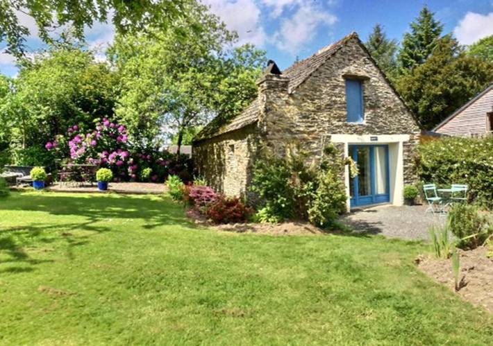 Location de vacances pour 2 personnes, avec Terrasse et Jardin ainsi que Piscine et Vue à Sizun