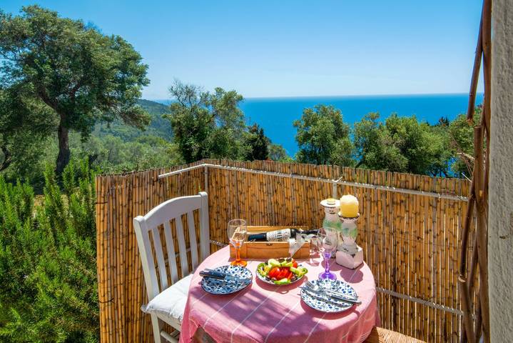 Apartment for 2 people, with garden and balcony in Paxos