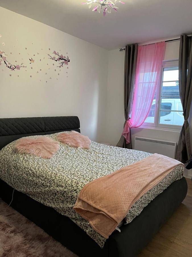 Five-Bedroom House in Nibas, Région d'Abbeville