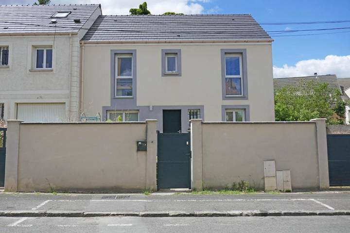 Location de vacances pour 2 personnes, avec Terrasse et Jardin à Lagny-sur-Marne