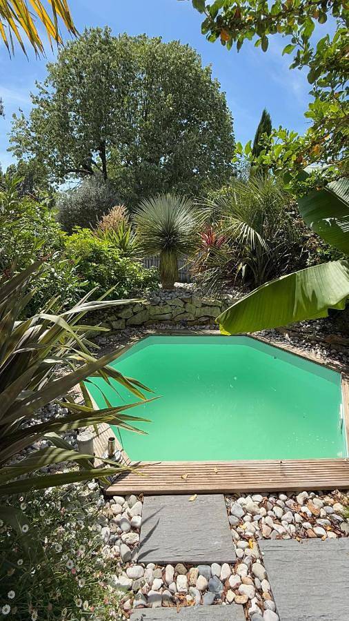 Location de vacances pour 4 personnes, avec Terrasse ainsi que Jardin et Piscine à Fontenille-Saint-Martin-d'Entraigues