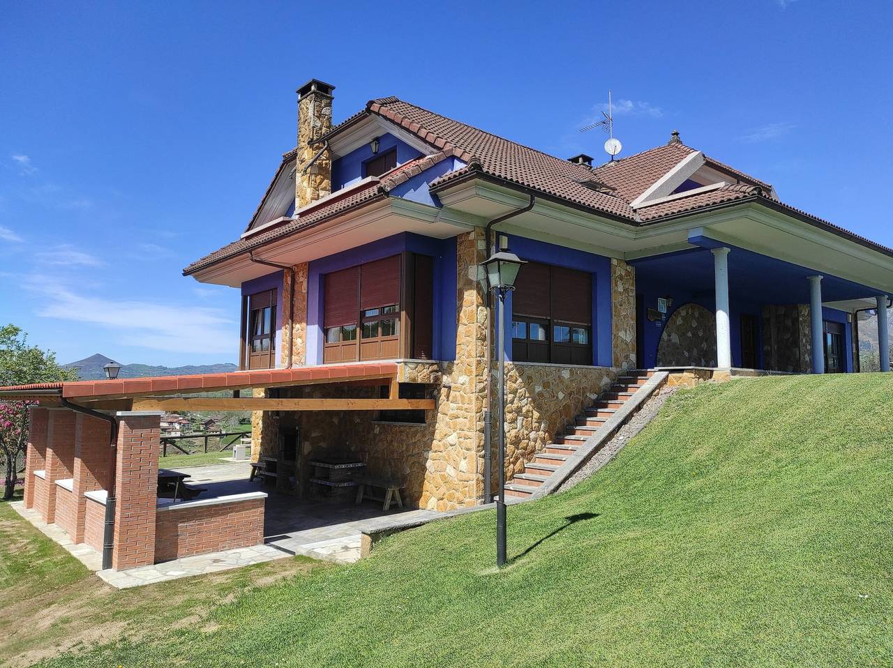 Maison de vacances 'El Pongallin' avec vue sur le lac, terrasse privée et Wi-Fi in Sevares, Piloña