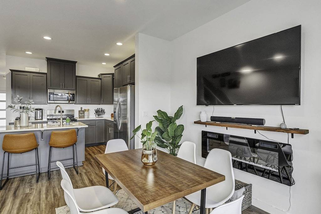 Modern and Bright South Salem Townhome Getaway with Game Room in Salem (OR), Willamette Valley