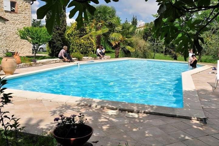 Gîte pour 4 personnes, avec piscine ainsi que jardin et terrasse