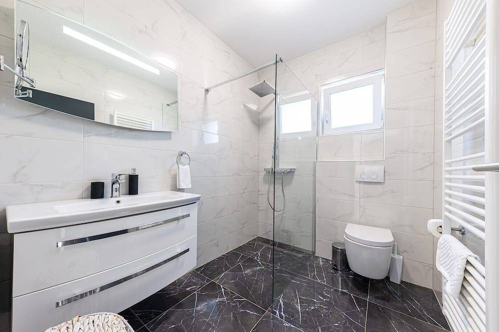 Villa Gabriel mit beheiztem Pool, Whirlpool, Sauna, Kinderspielplatz, Wifi, privatem Parkplatz, tierfreundlich in Dalmatinisches Zagora