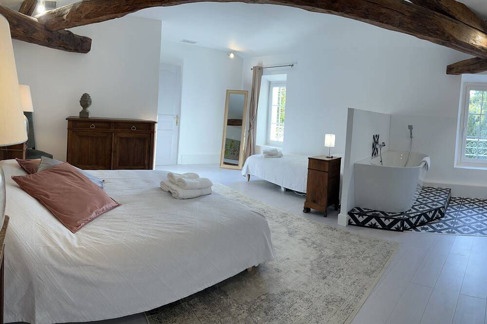 Large house with swimming pool and games room in Beychac-et-Caillau, Región de Burdeos