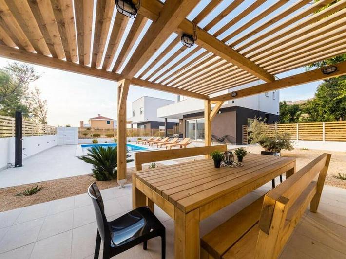 Villa für 10 Personen, mit Terrasse und Pool sowie Balkon/Terrasse auf Pag - 2