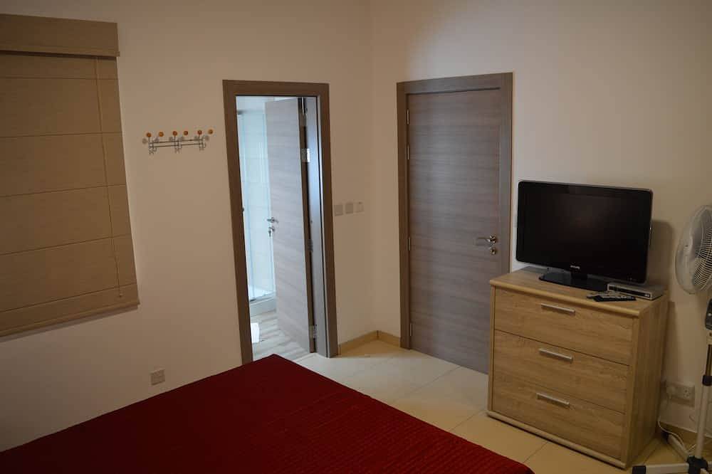 Hel lägenhet, Highly finished Ground/floor maisonette with private pool and country /sea view in Qala, Gozo