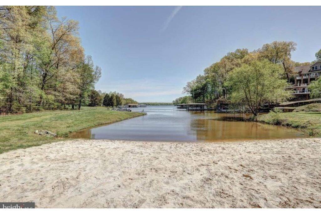 Beavers Bungalow-Hot-tub/Wifi in Lake Anna