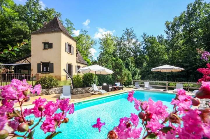 Location de vacances pour 6 personnes, avec terrasse et piscine ainsi que jacuzzi et jardin à Vézac