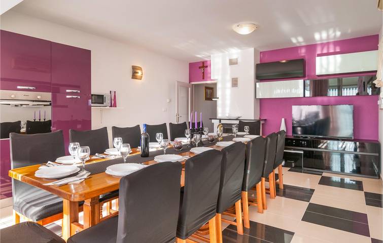 Appartement spacieux avec piscine, Wi-Fi et cuisine près de la plage de Strobec in Žrnovnica, Split-Dalmatie