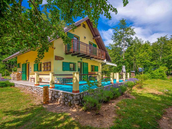 Ferienhaus für 13 Personen, mit Balkon und Terrasse sowie Garten in Grizane