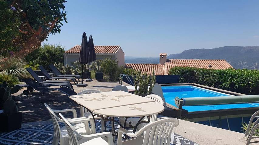 Location de vacances pour 10 personnes, avec vue ainsi que terrasse et piscine à Aspremont - 3