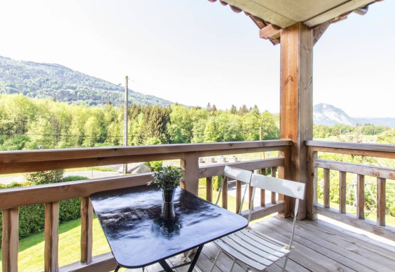 Appartement entier, Appartement 'Le Soli - 5 Pers' avec vue sur les montagnes, jardin privé et Wi-Fi in Taninges, Région de Bonneville