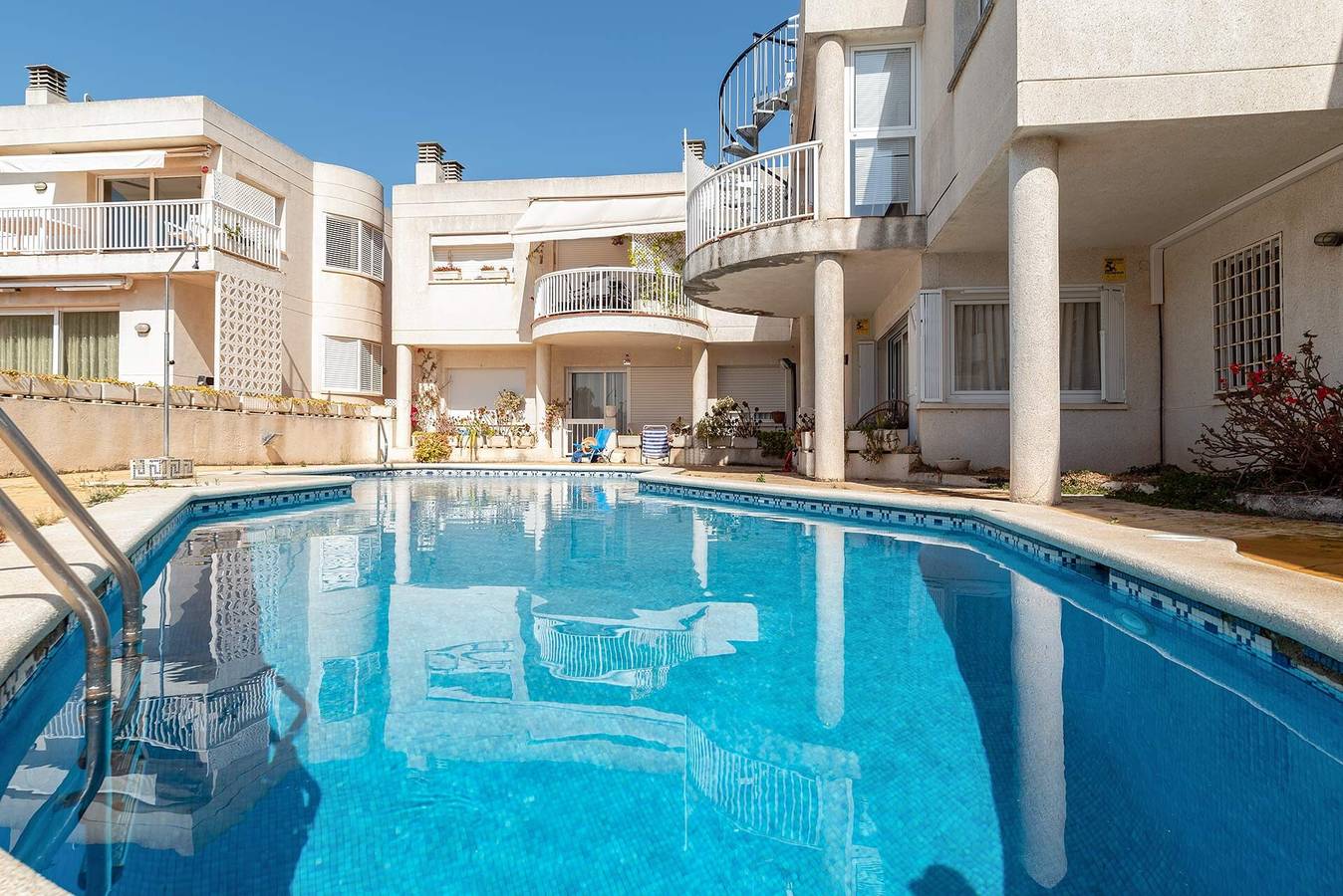Vakantiehuis "Huis in eerste lijn van zee" met tuin, terras & gedeeld zwembad in el Balmí Gran (Sitges), Sitges