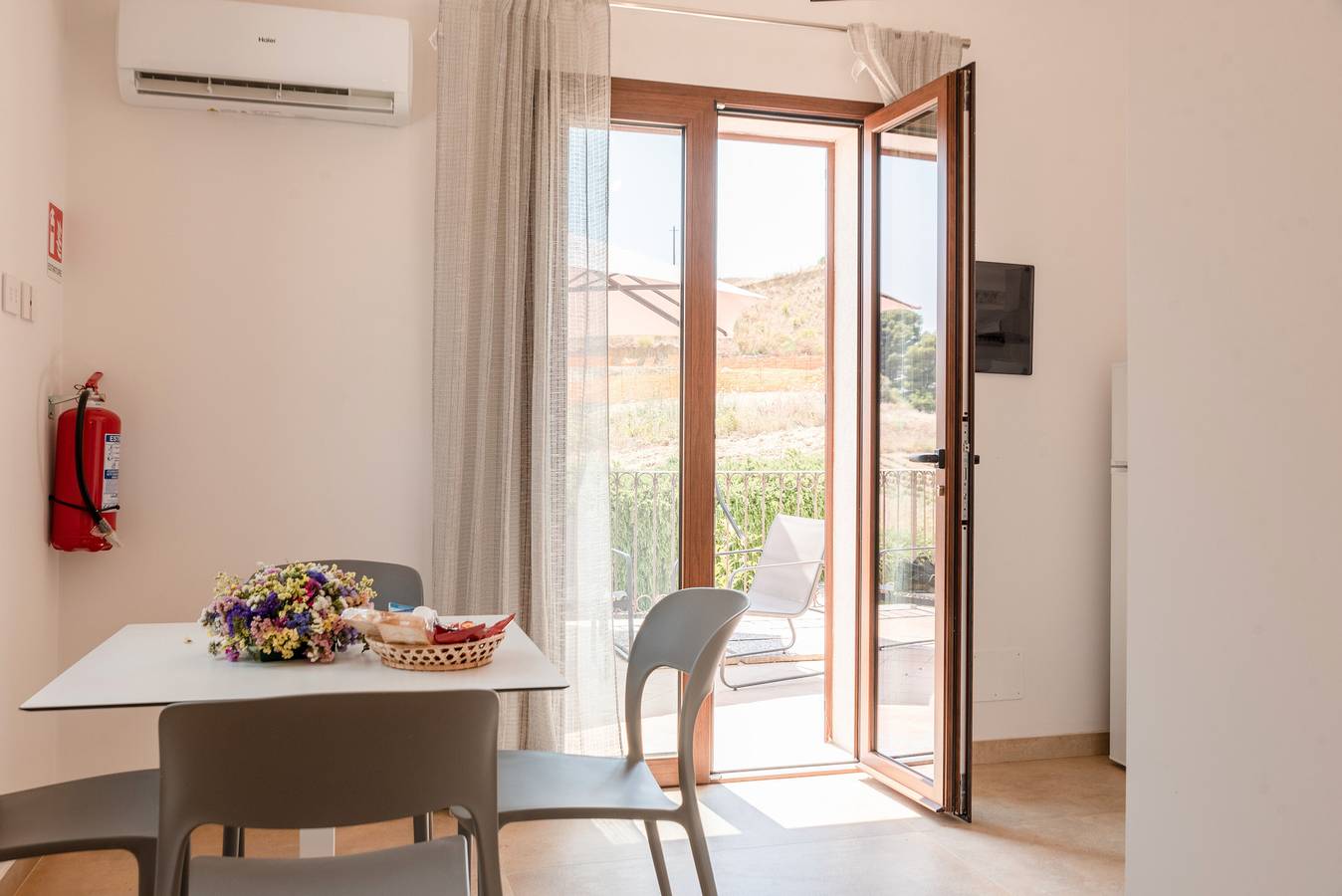 Entire apartment, Apartment 'Le 3 Rose - Alba' with Lake View, Wi-Fi and Air Conditioning in Montallegro, Agrigento Province