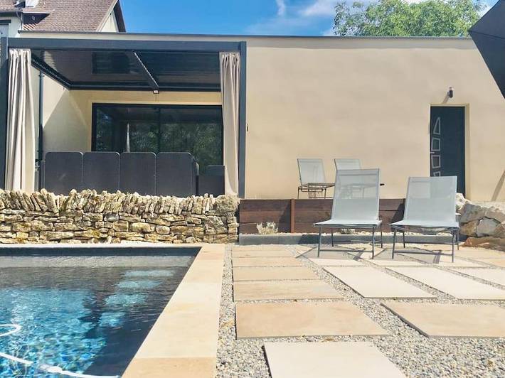 Location de vacances pour 4 personnes, avec piscine et jardin dans Prenois