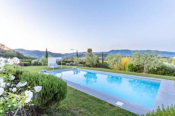 Villa With Pool for 10 People in Lucca, Colline Lucchesi, Photo 2