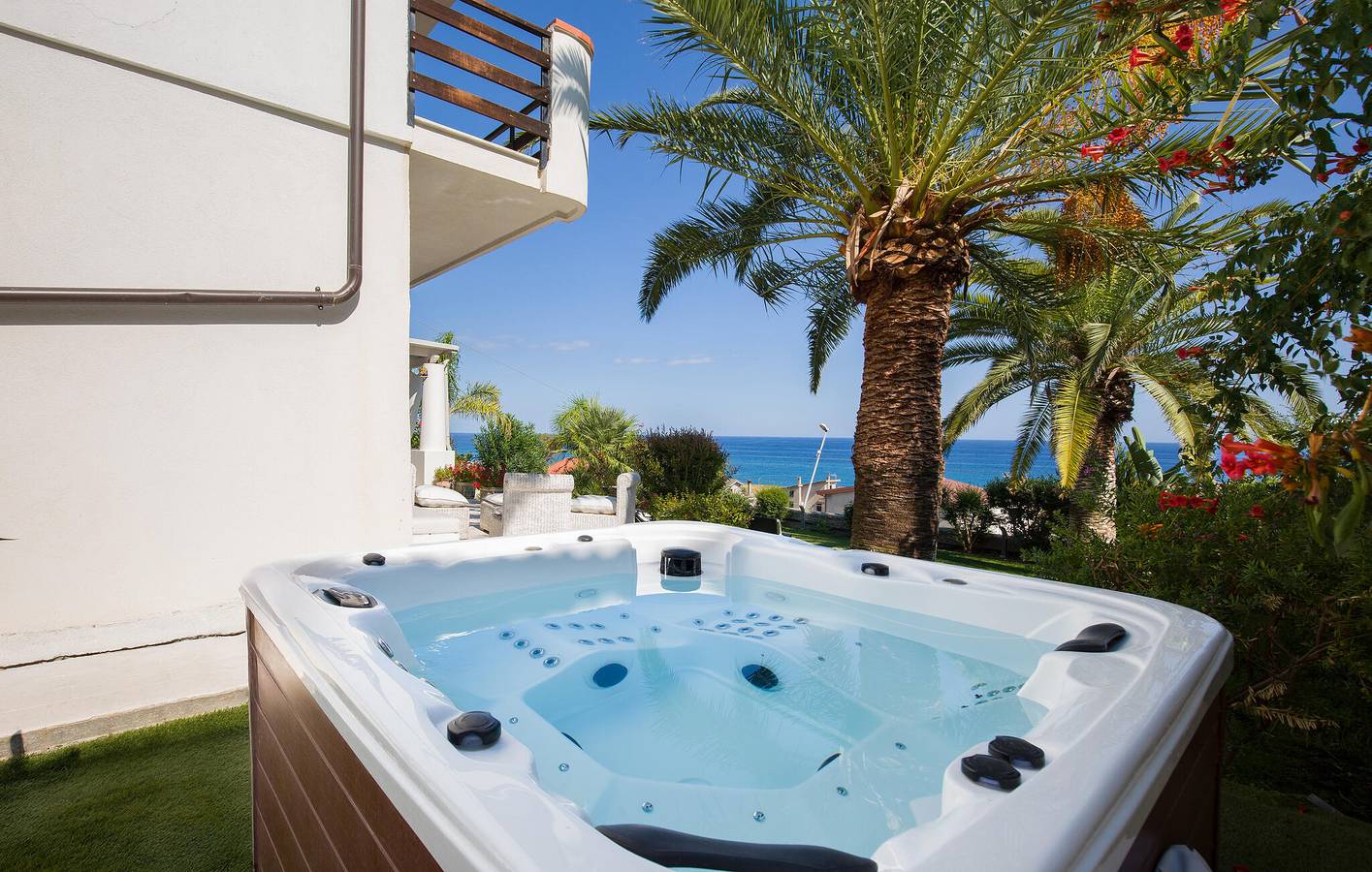 Appartement avec vue sur la mer, parking, climatisation et cuisine, 300 m2, 400 m de la côte, Brancaleone 2 km in Brancaleone, Côte Ionienne Calabre