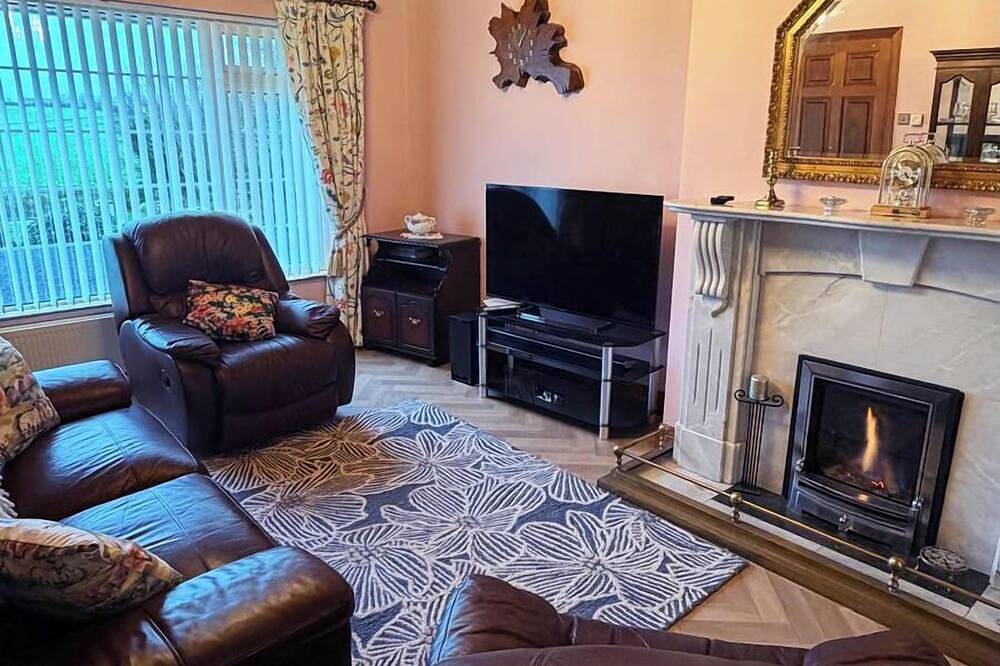 Luxury Country Farmhouse with Hot Tub & Stunning Views near Ardee in Ardee, Contea di Louth